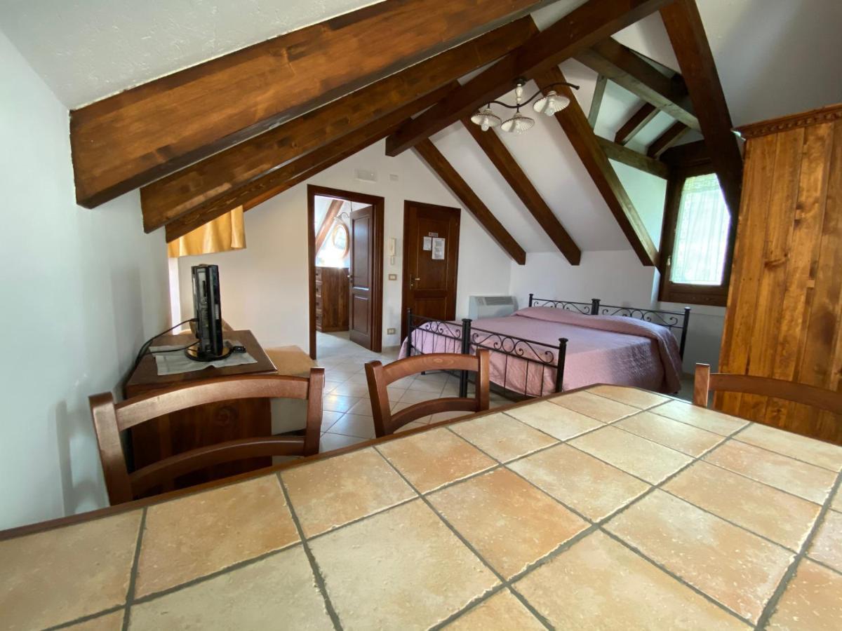 Il Ritrovo Delle Volpi Bed & Breakfast อาเจโรลา ภายนอก รูปภาพ
