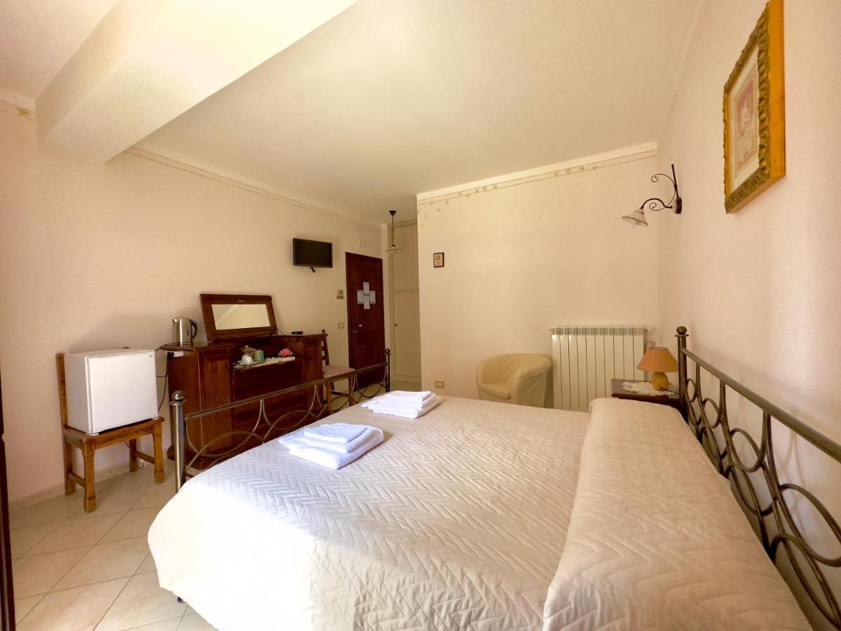Il Ritrovo Delle Volpi Bed & Breakfast อาเจโรลา ภายนอก รูปภาพ